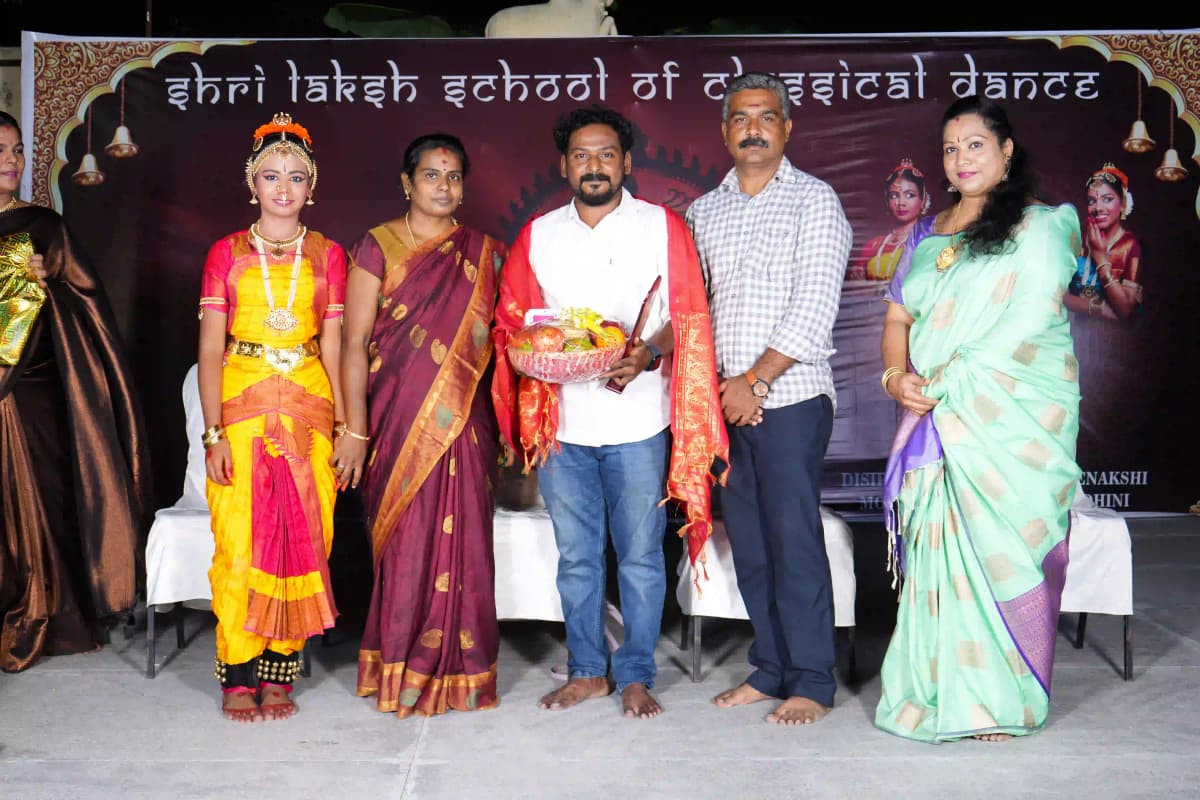 Stage performance by Guru Meenakshi and students
